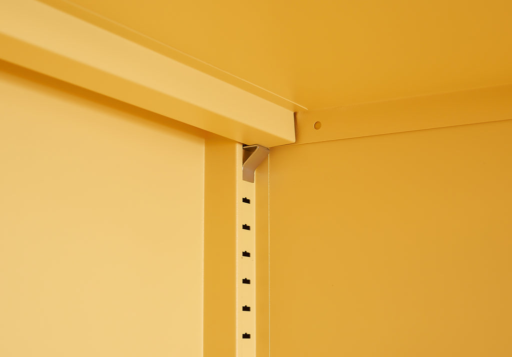 Gabineté de almacenamiento de acero amarillo con estantes ajustables, resistente al agua y fácil de limpiar, que mantiene su salón, dormitorio o entrada ordenado y organizado