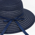 Blauer Strohhut mit Schleife — Breiter Krempe für Strandsonne, Land und lange Tage im Freien