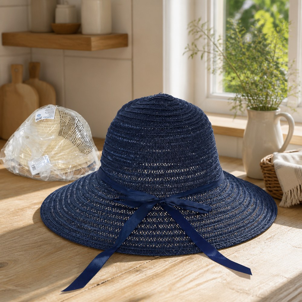 Blauer Strohhut mit Schleife — Breiter Krempe für Strandsonne, Land und lange Tage im Freien