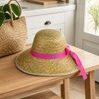 Strohhut mit rosa Zierband — Die feminine und natürliche Note für Strand und Sommer
